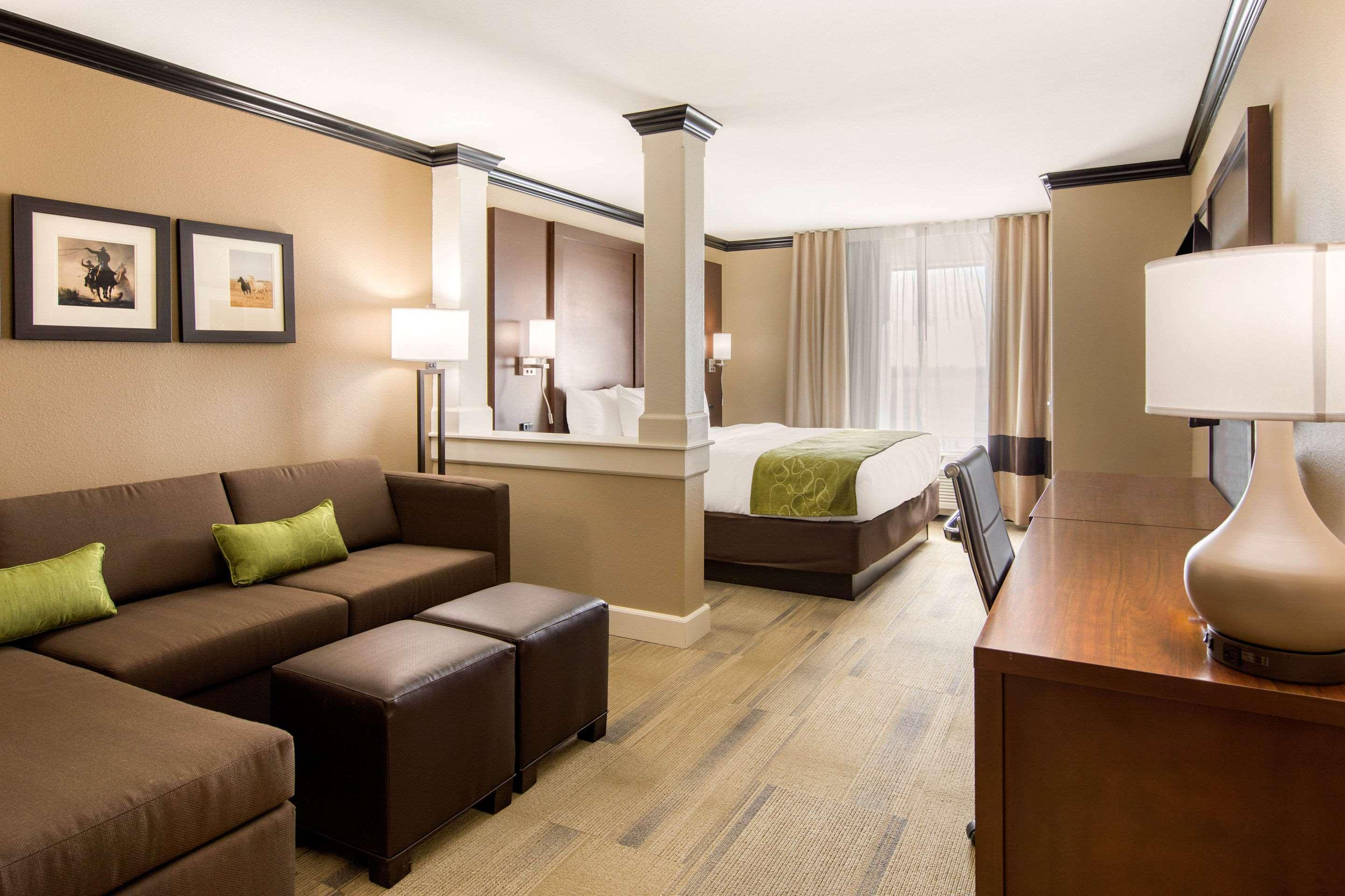 Comfort Suites Liberal Exteriör bild