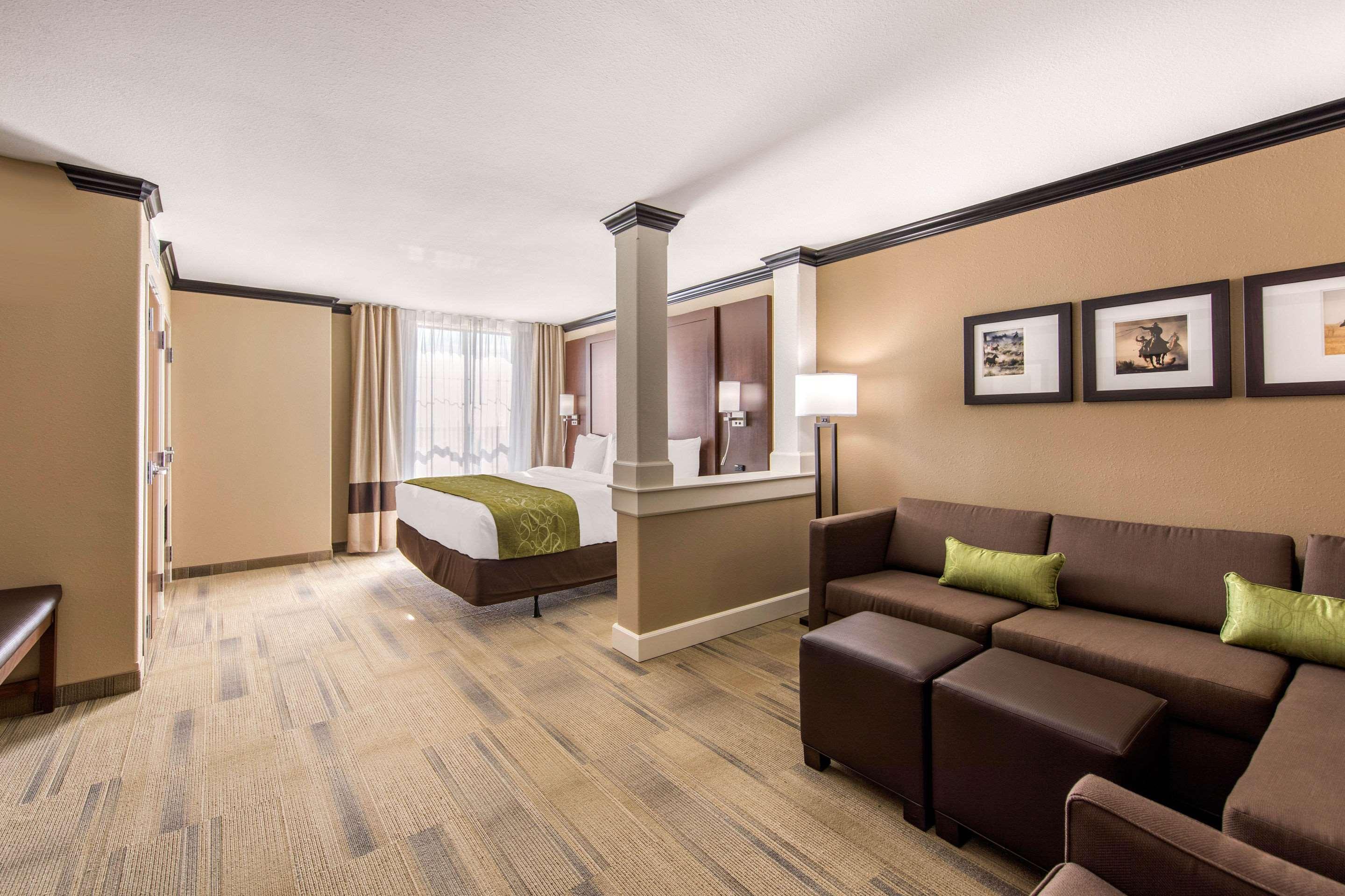 Comfort Suites Liberal Exteriör bild